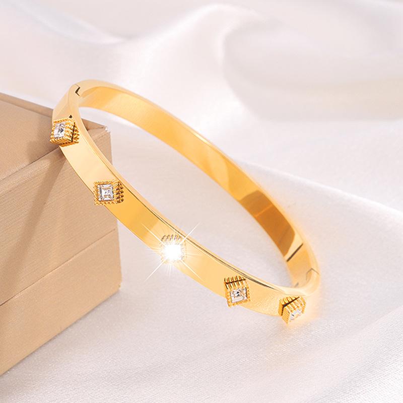 Titanium Steel Fashionable Raised Five-Pointed Star Bracelet Armband Bracelet 17CM