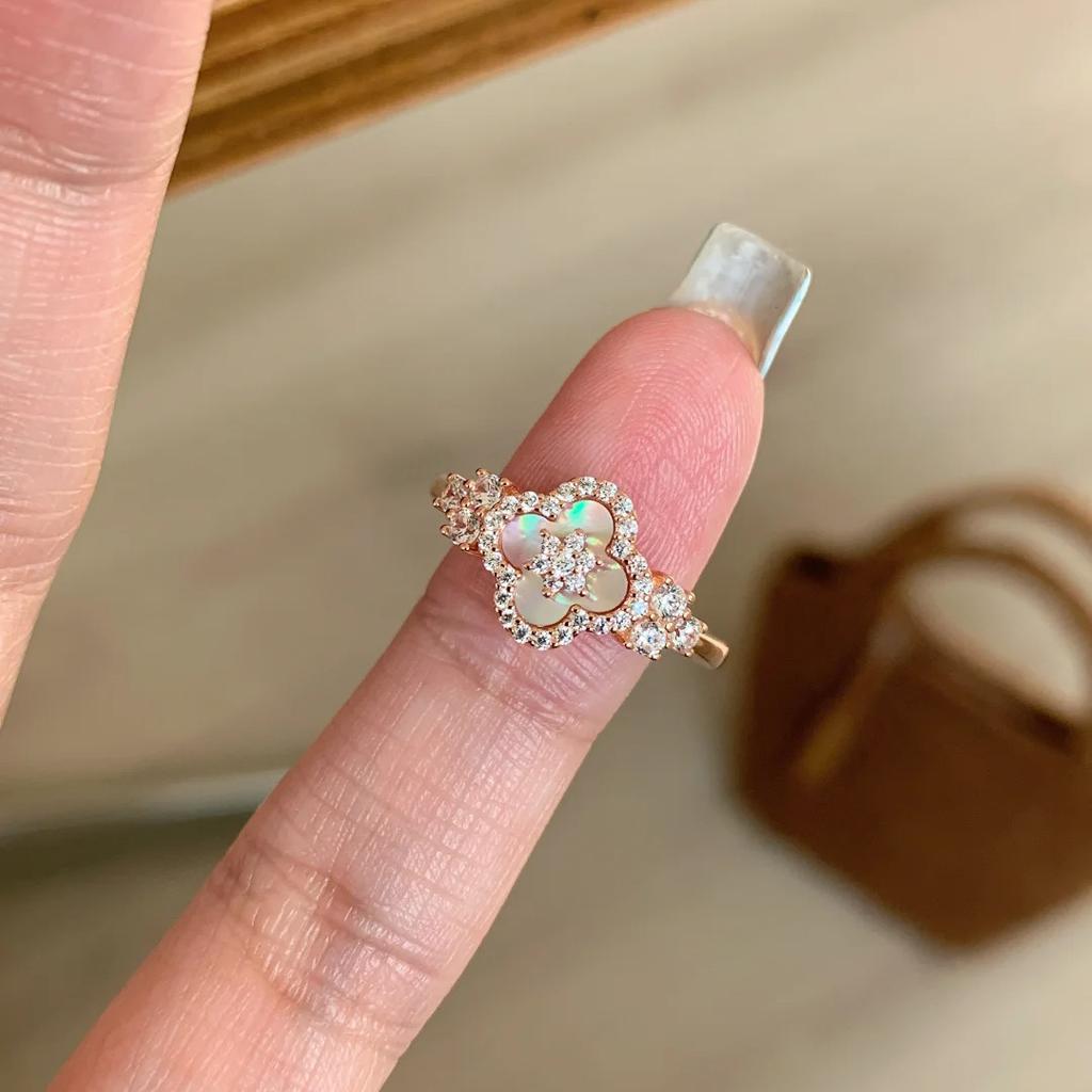 Italienischer Retro-Gerichtsstil Natürlicher Rosa Schachbrettblume Kleeblatt Ring, High-End Super Fee Design Kleeblatt Mädchen Ring