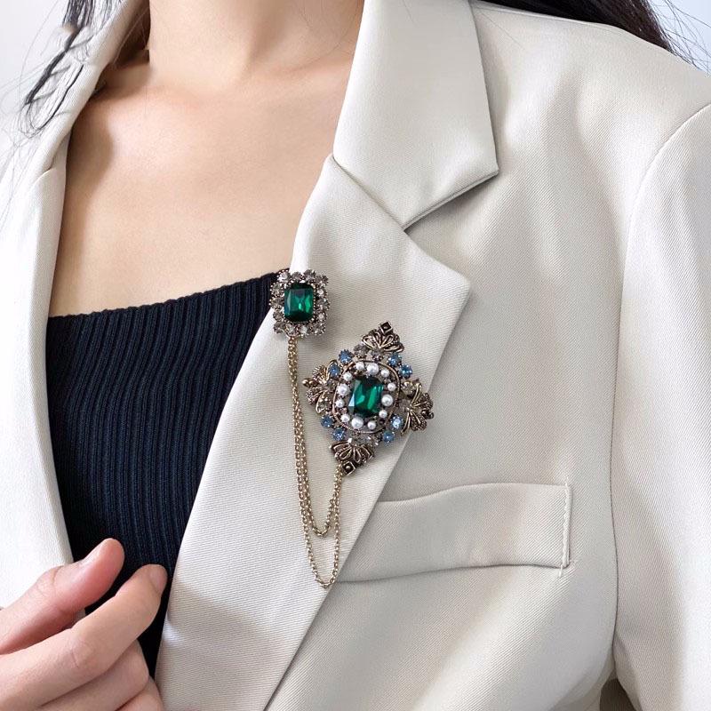 Elegant Retro Baroque Emerald Tassel Brooch – Versatile Women's Accessory