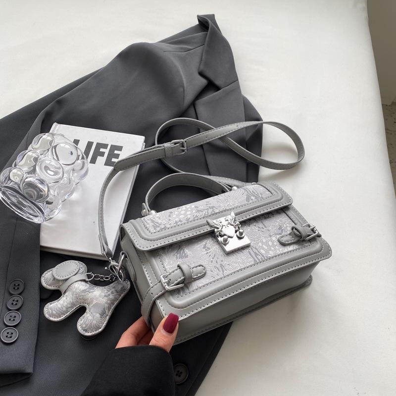 Модные женские фактурные сумки 2023 года: Шикарные летние сумки через плечо и дамские сумки серый