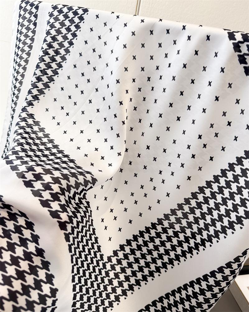 Classic Plaid Printed Bandana Scarf Luxury Soft Satin Stylish Versatile Neck Scarf For Women Hairbands Headscarf