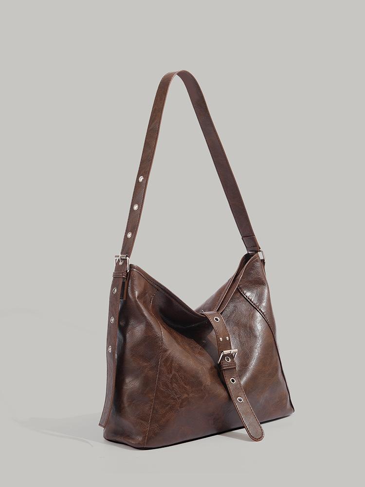 

2025 new tote bag large capacity fashion shoulder bag niche locomotive bag retro underarm shoulder oblique span bag tide коричневый