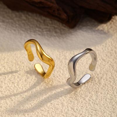 Anello da dito da donna a forma di V ad anello aperto curvo in acciaio inossidabile geometrico vestibilità regolabile texture acciaio design architettonico snellente