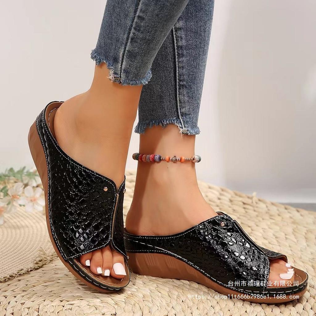 New large size slippers thick bottom fish mouth sewing line European beautiful women's slippers crocodile pattern PU women's slippers black