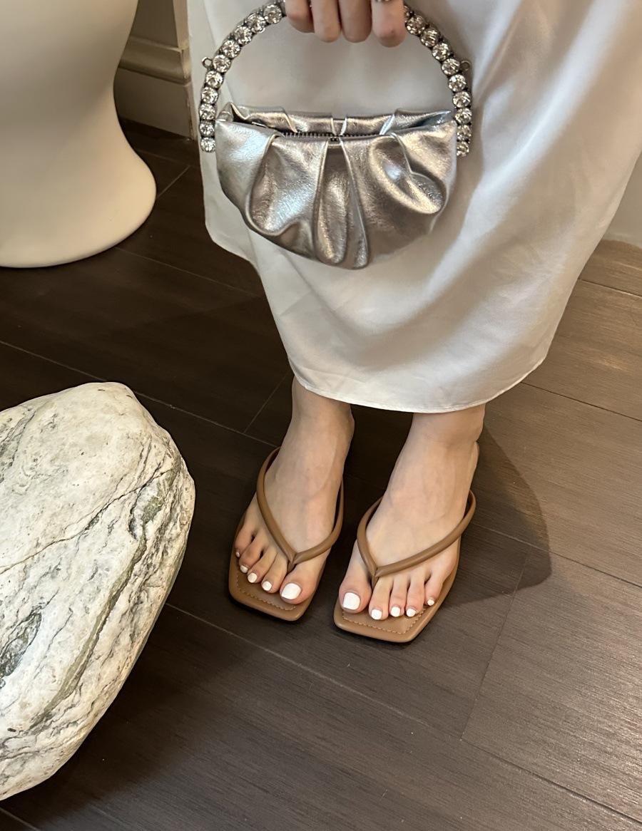 

Flat-bottomed silver flip-flops women s shoes summer 2025 new niche outerwear toe beach sandals 40 коричневый