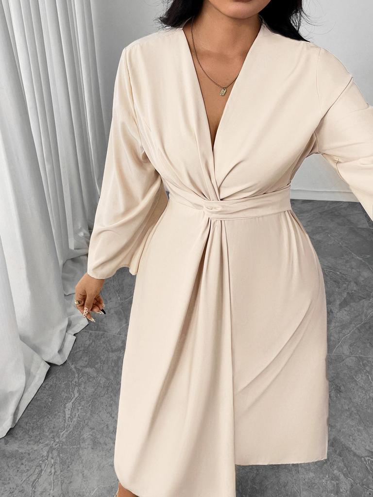 Elegantní šaty bodycon s dlouhým rukávem a zeštíhlujícím pasem s nepravidelným lemem