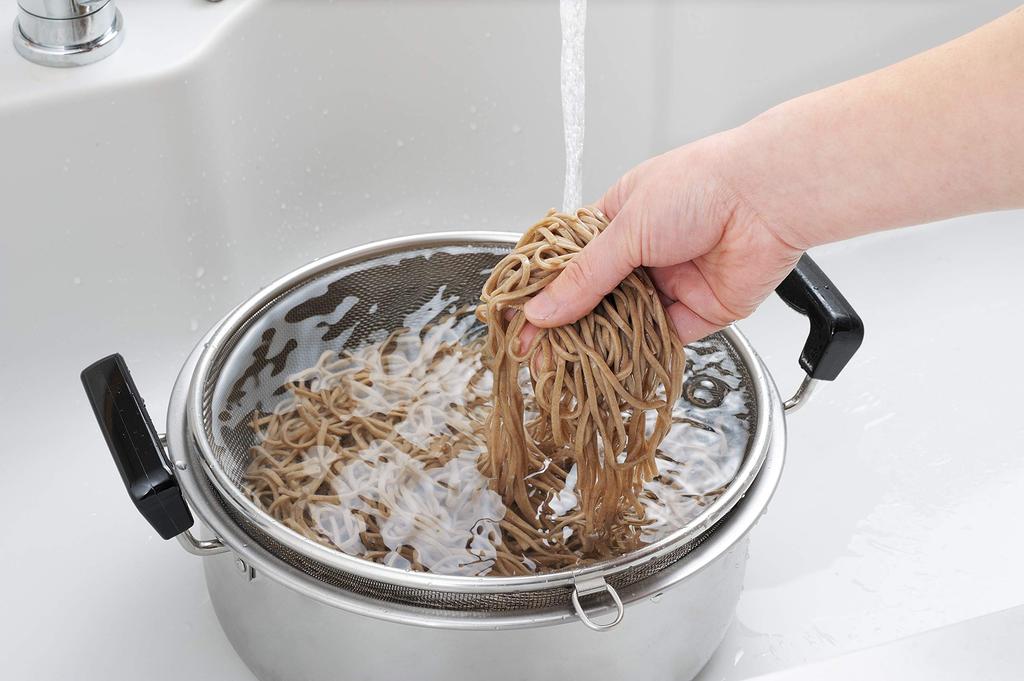 Yoshikawa Round Colander, 24cm (with Rings), Made In Japan, Stainless Steel, Durable Mesh, Easy To Clean, Gift Wrapping Available, SJ1384