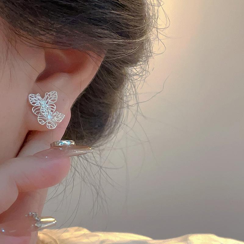 Hollow butterfly earrings simple and sweet fashion versatile stud earrings light luxury high sense niche personality earrings women