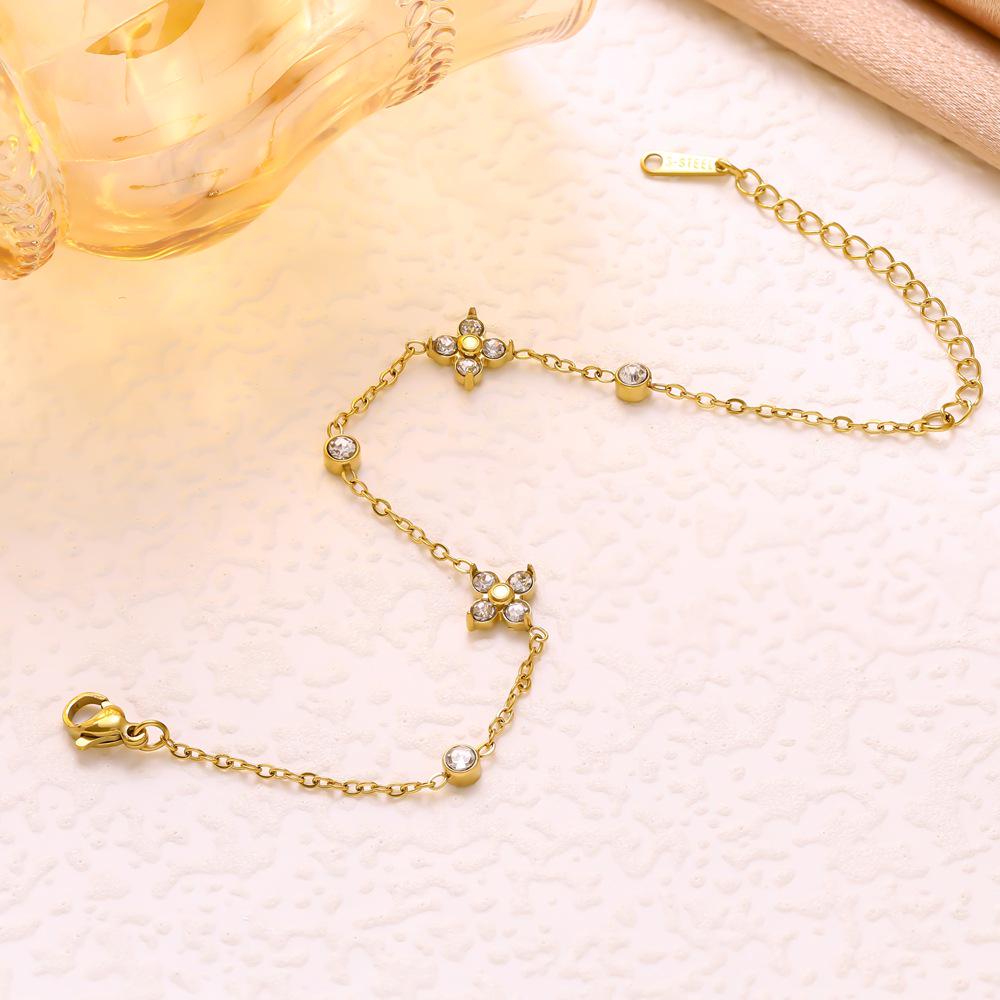 2025 Retro Zircon Four-Leaf Clover Bracelet: Women's Light Luxury Floral Jewelry