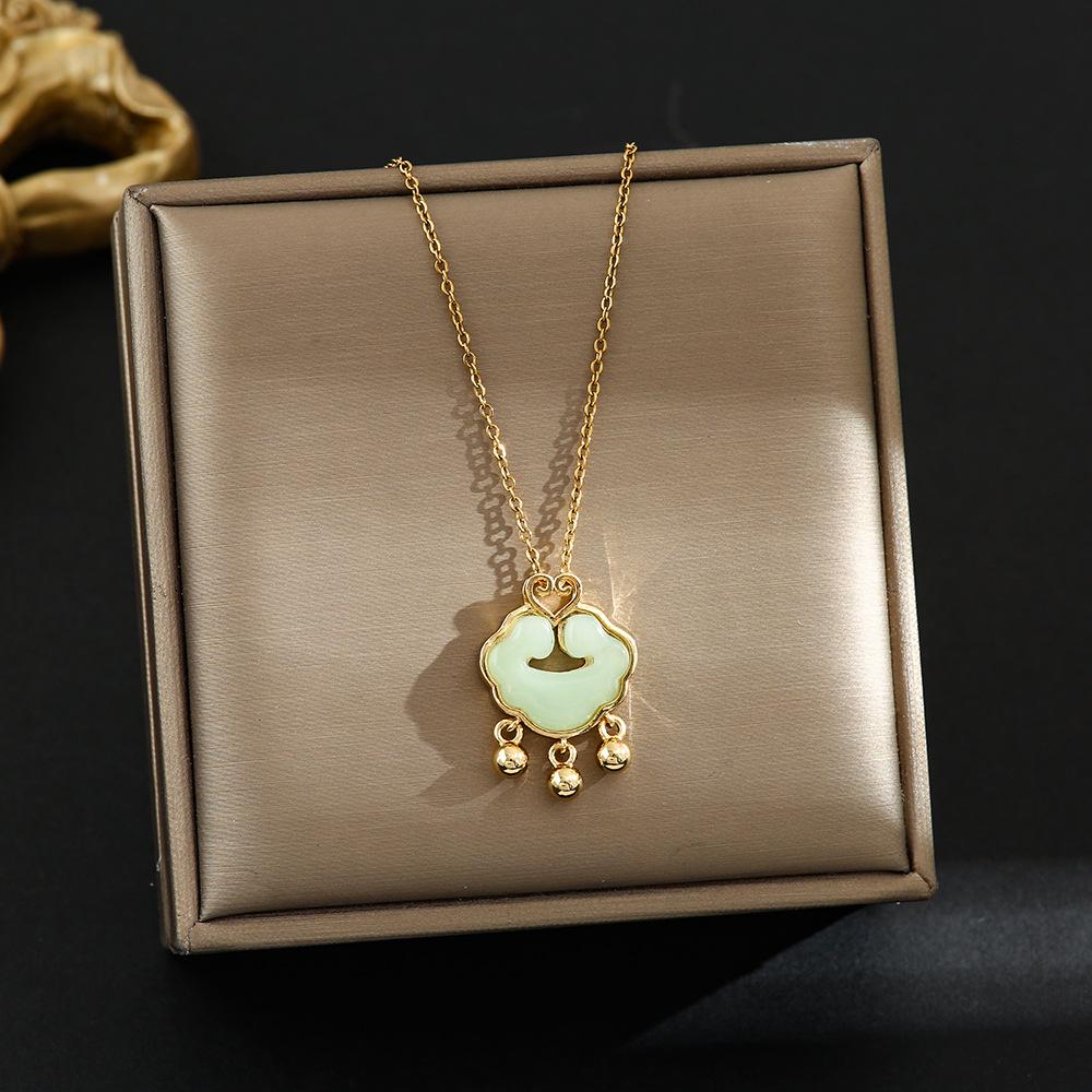 Elegante Pingente de Cabacinha com Fecho de Paz de Jade - Corrente para Clavícula em Aço Titânio no Estilo Chinês Retro