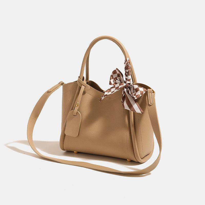 Velkokapacitní, Stylová, Univerzální taška na dojíždění vyrobená z měkké kůže s texturou liči. Je to taška přes rameno, crossbody, do ruky