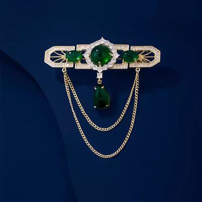 Luxusní Retro Brož s Smaragdovými Třásněmi Ženskost Soudní Styl Personalizovaná Brož Lehký Luxus Niche Design Špendlík