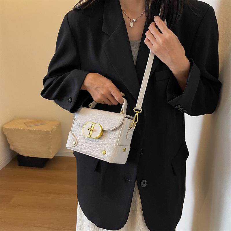 

Fashion Contrast Color Women s Bag Rivet Small Square Bag Textured Handbag 2025 New Temperament Versatile Women s Messenger Bag чёрный