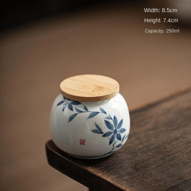 

Чайная банка в китайском стиле, расписанная вручную под глазурью, синего и белого цвета, маленькая герметичная банка для хранения чая и продуктов питания, украшение 250ML