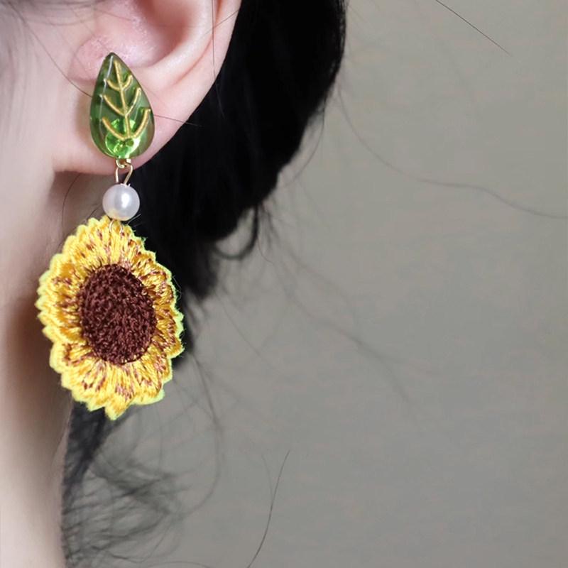 Orecchini Fiore di Girasole: Orecchini a Bottone Stile Foresta con Foglie Piccole per Donna - Clip per Orecchie dal Fascino Pastorale