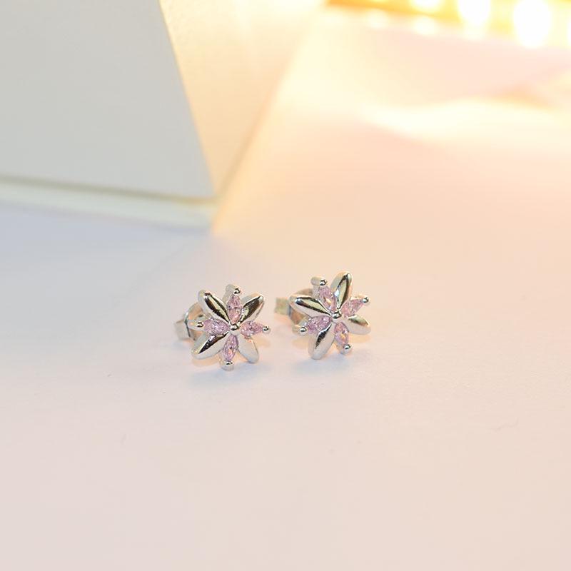 Boucles d'oreilles puces hypoallergéniques Fleur de cerisier: Bijoux de Noël coréens tendance pour femmes