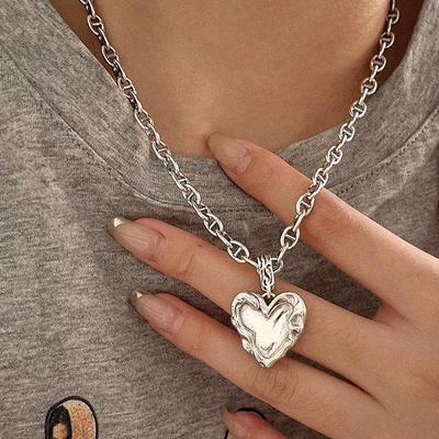 High-End Retro Heart Pendant Necklace for Women, Fashionable Clavicle Chain, Internet Celebrity Style