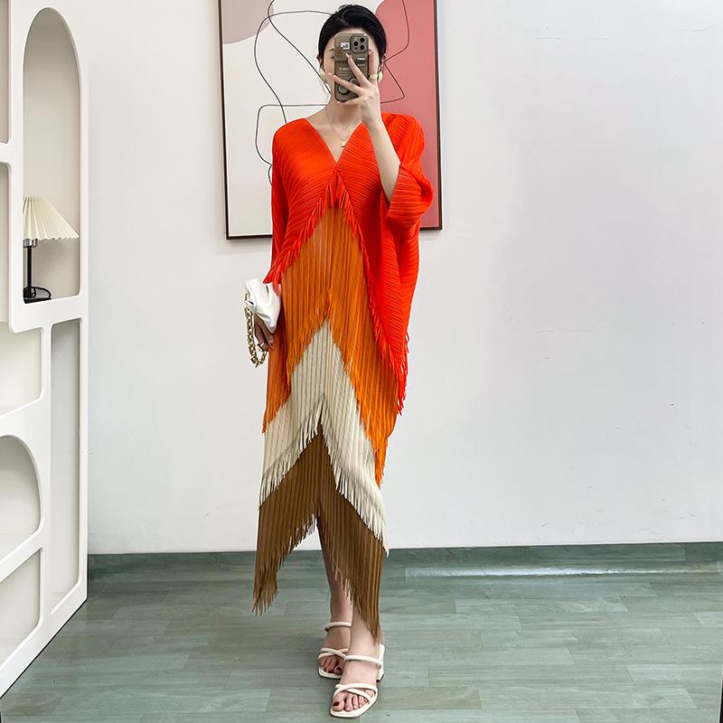 "Vestido Miyake Plissado Gradiente com Franjas - Moda Primavera 2025, Corte Slim"