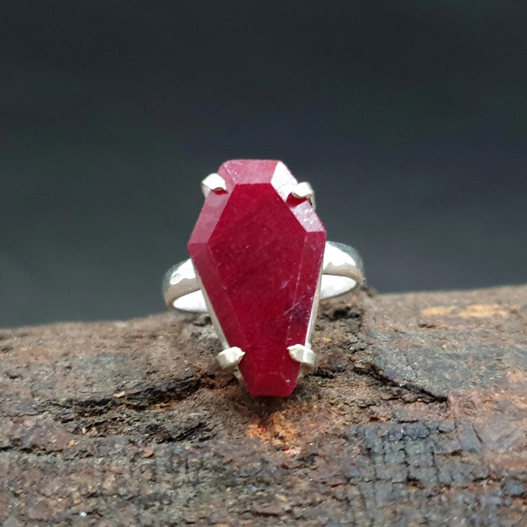 

Кільце з необробленим червоним рубіном у формі труни в стилі бохо, ювелірна прикраса з срібла 925 проби, кільце з рубіном з крапановим закріпленням 10