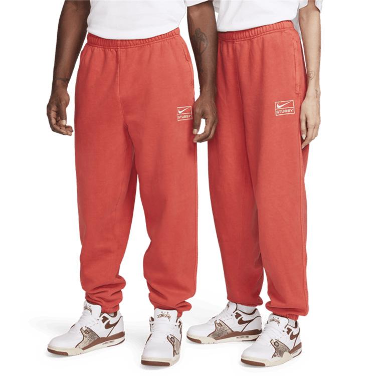 Stussy x Nike Bawełniane Spodnie Dresowe z Pigmentowym Barwieniem Habanero Red Unisex Streetwear FJ9157-642