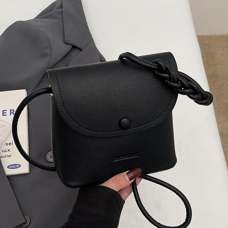 Popular wholesale fashion niche simple style exquisite portable bucket bag casual versatile women commuter messenger bag