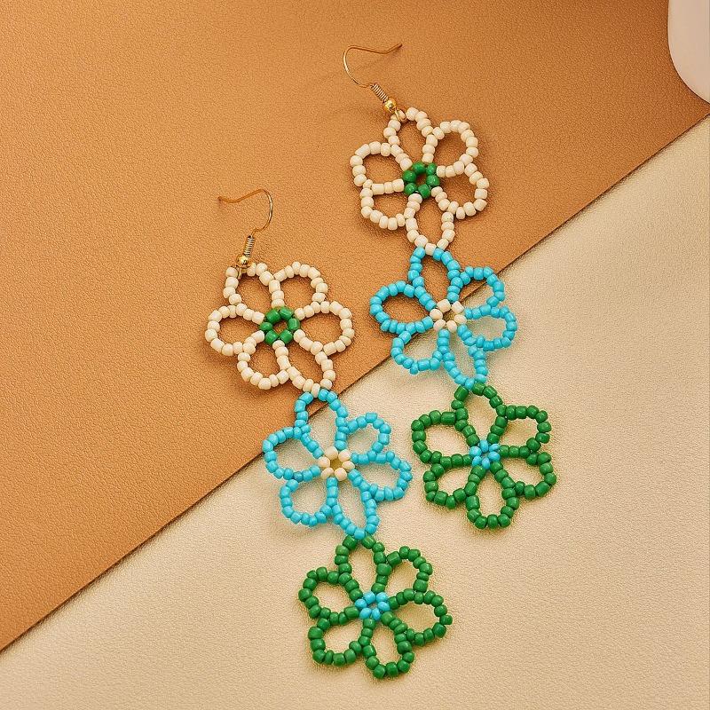

Yes, blue-green color scheme, flower rice bead earrings, small, fresh, elegant, fashionable, exquisite, gentle and fashionable, versatile earrings. зелений