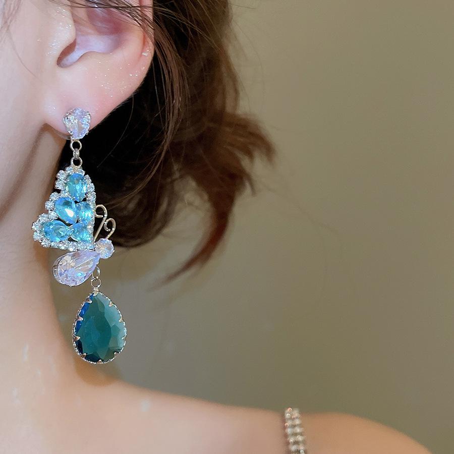 Orecchini Pendenti a Forma di Farfalla con Zirconi Stile Coreano Ago d'Argento: Orecchini Eleganti e di Alta Gamma per Donna.