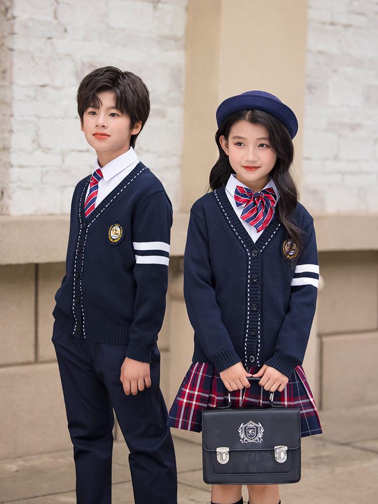 Britischer Stil Akademie Schuluniform Set: Kinderstrickjacke und dreiteilige Kindergartenlehrer-Pullover-Uniform.