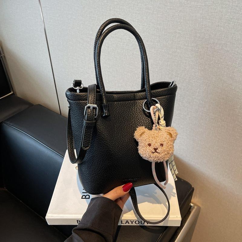 

Simple and versatile portable bucket bag women s new trendy fashion shoulder bag niche messenger bag чорний