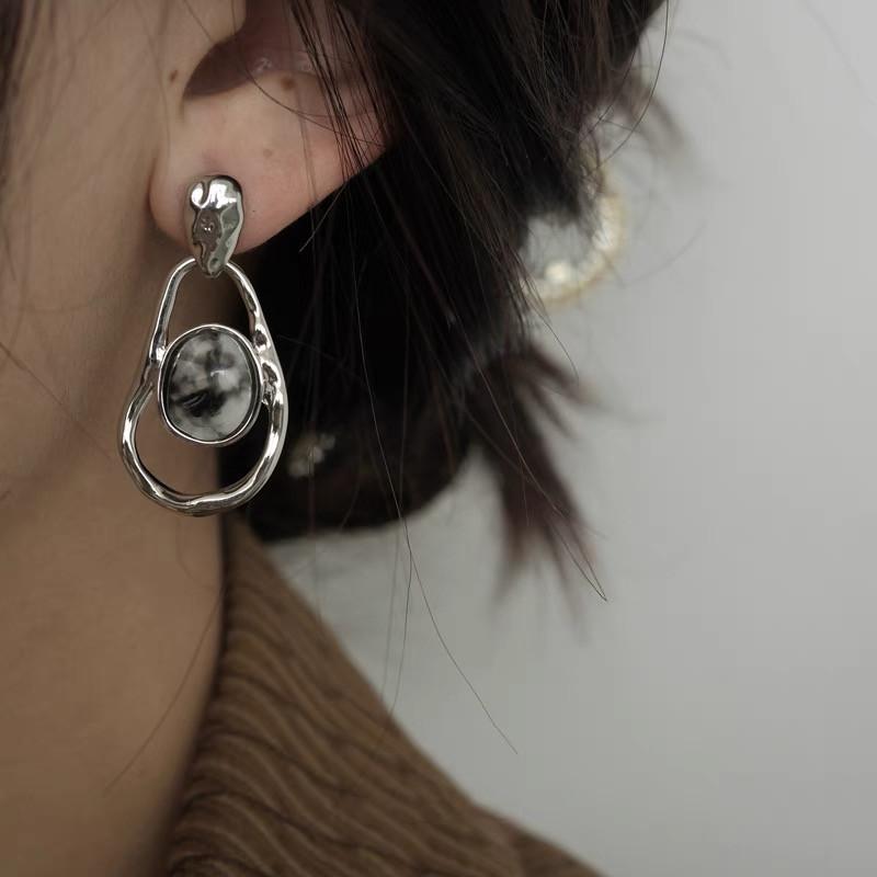 1 Pair Literary and Retro Irregular Hollow Earrings Women's Unique Niche Design Temperament Earrings