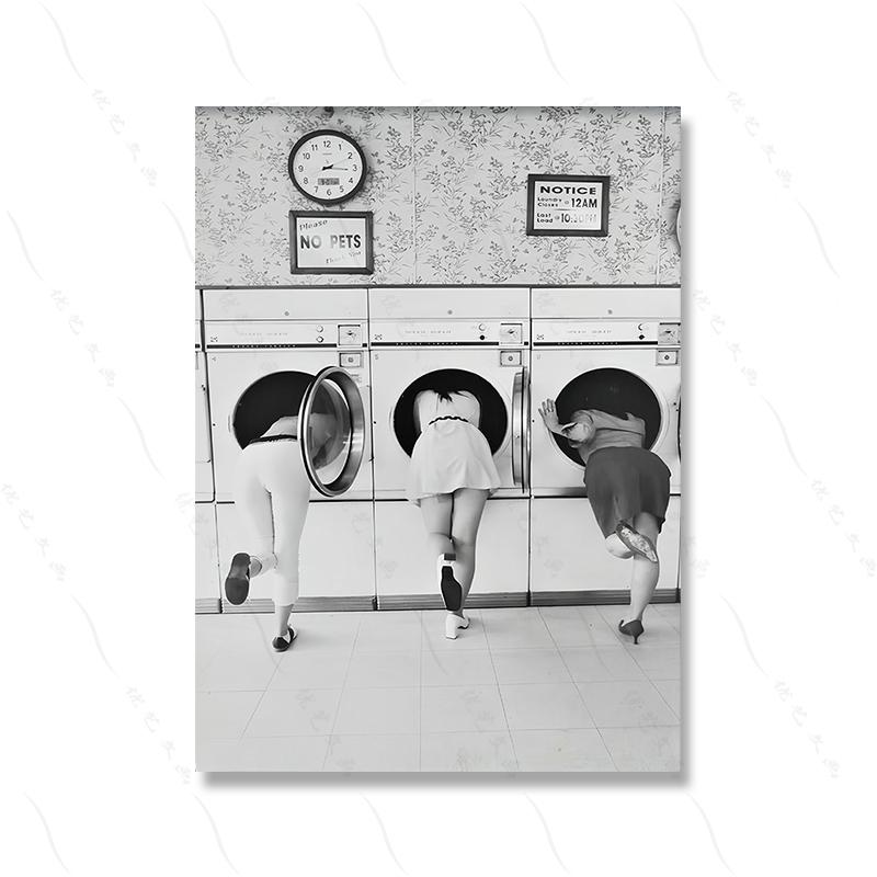 Feminis Mann und Frau in der Waschmaschine Poster Schwarz-Weiß-Druck Lustige Wandkunst Vintage Wäschebild Waschraum Dekor 21X30CMNo Framed