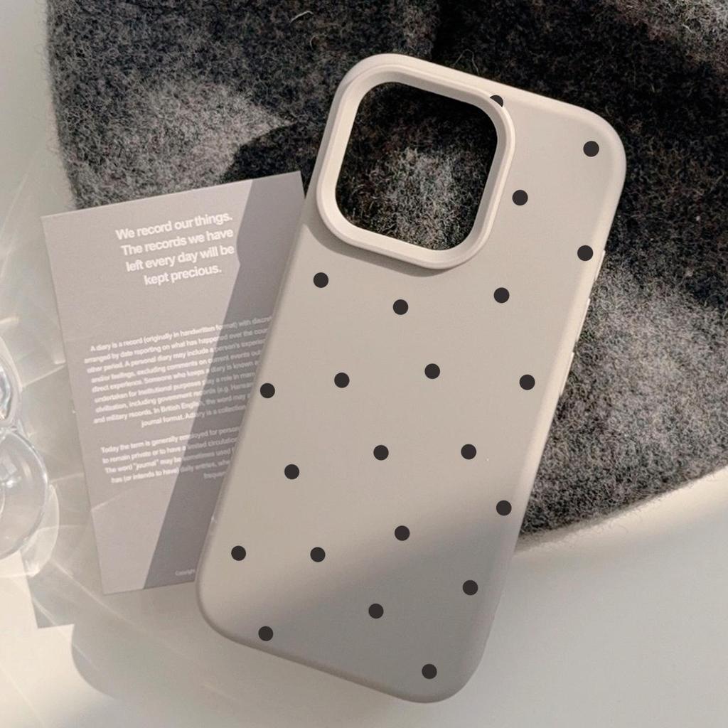 Proste czarne etui w kropki odpowiednie dla telefonów Apple