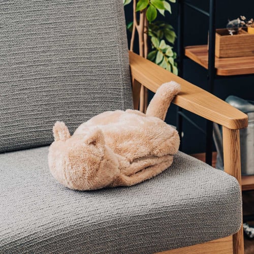 This cat hot water bottle, a cat-shaped, heat-storing hot water bottle, is designed to look like a cat. It's a cute, eco-friendly gift and comes with