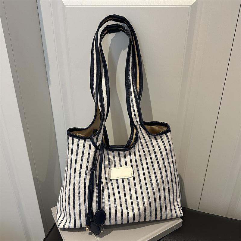 

New casual niche, lazy, lightweight and large-capacity tote bag, student class travel shoulder bag чёрный