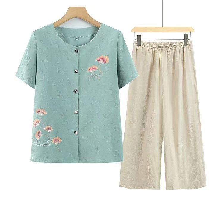 Stilvolles Sommer-Set: Kurzärmeliges T-Shirt für Frauen mittleren und höheren Alters