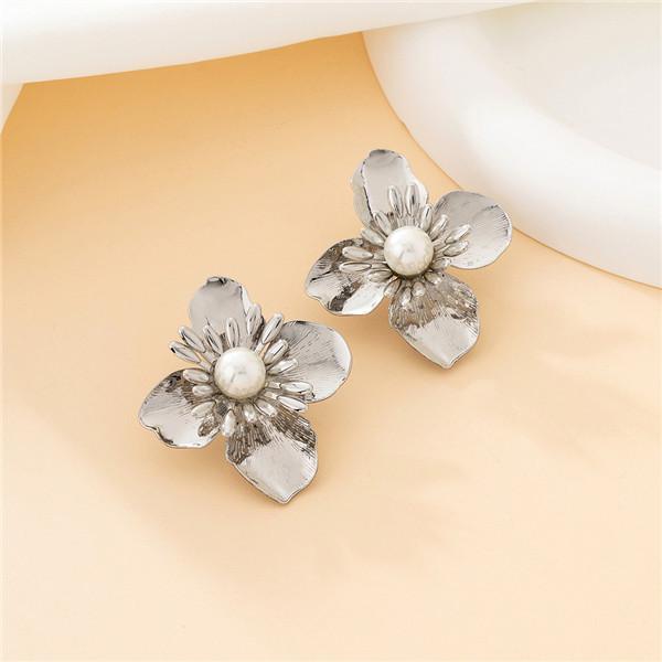 Four-leaf flower stud earrings inlaid with pearls, elegant alloy material temperament, versatile, send friends handmade four-leaf clover