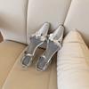 Moda suave temperamento elegante sandalias de hebilla de una palabra zapatos de punta cuadrada de cuero brillante con cabeza de bolsa de flores para mujer