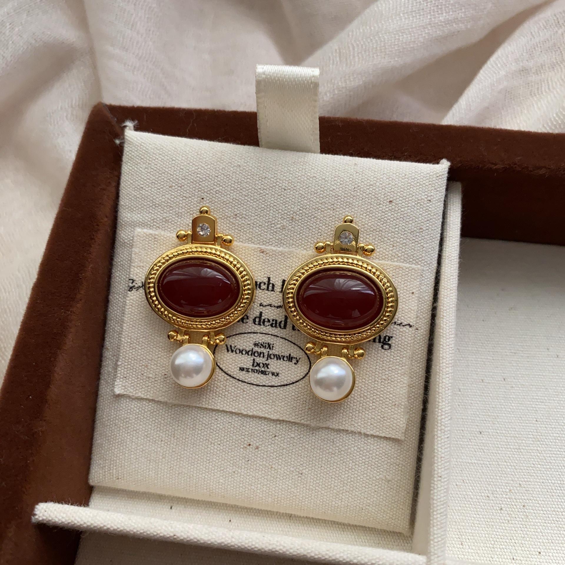 

New French retro earrings women s earrings light luxury niche high-end cold wind earrings temperament earrings