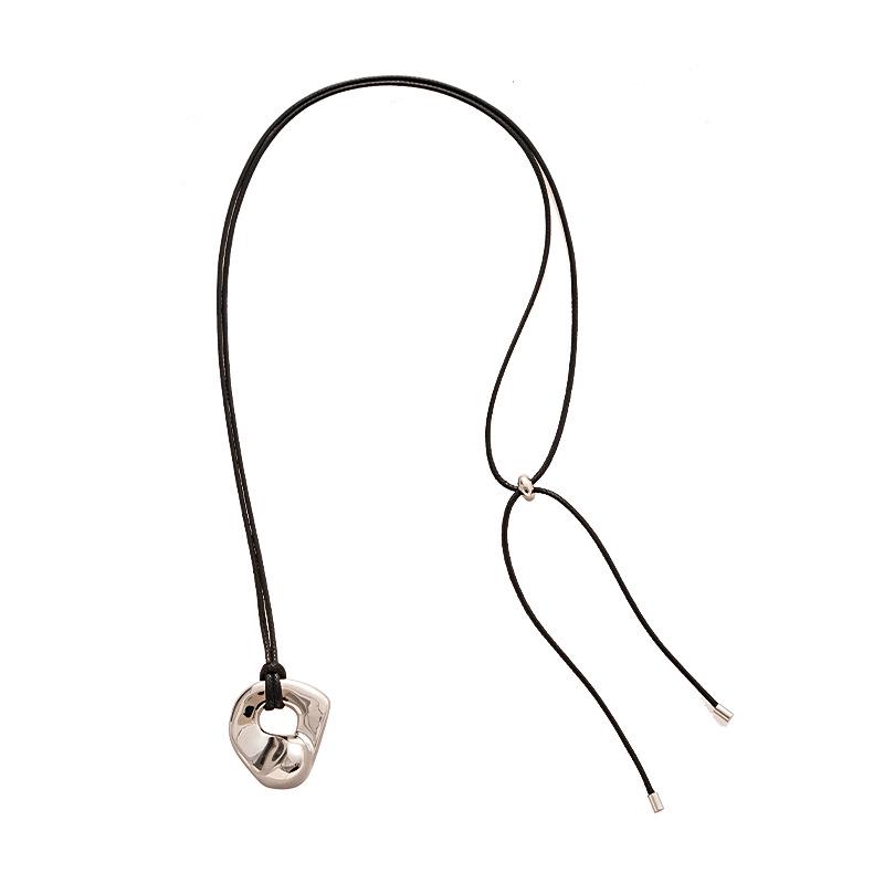 Geometric Round Pull-Out Necklace: Fashionable, Versatile, and High-End Sweater Chain