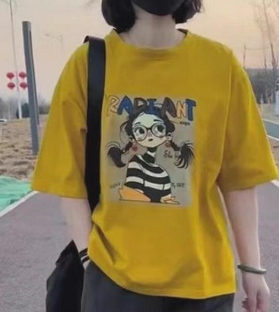 

Женская футболка с коротким рукавом свободного кроя с мультяшным принтом девочки - Летний повседневный топ с круглым вырезом 2025 One Size жёлтый