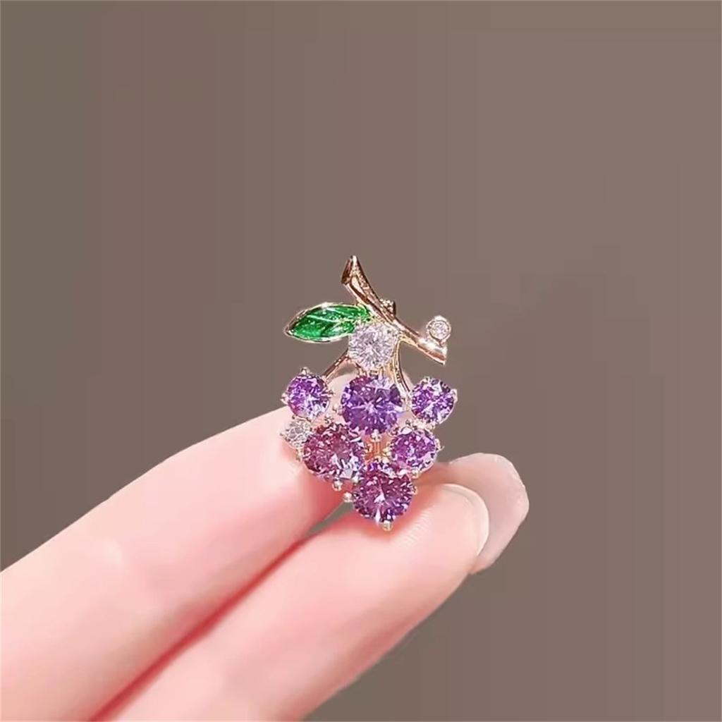 Rinhoo Exquisite Purple Green Rhinestone Grape Brooch For Women Elegant Fruit Leaf Lapel Pins Plant Banquet Badge Casual Jewelry