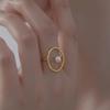 Geometrischer Ring aus Edelstahl mit 18 Karat Vergoldung und Kunstperle
