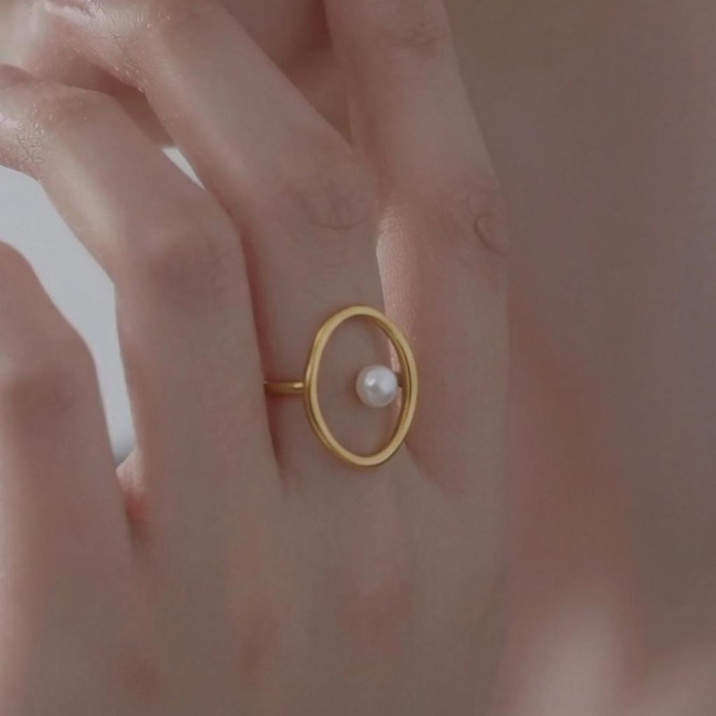 Geometrischer Ring aus Edelstahl mit 18 Karat Vergoldung und Kunstperle