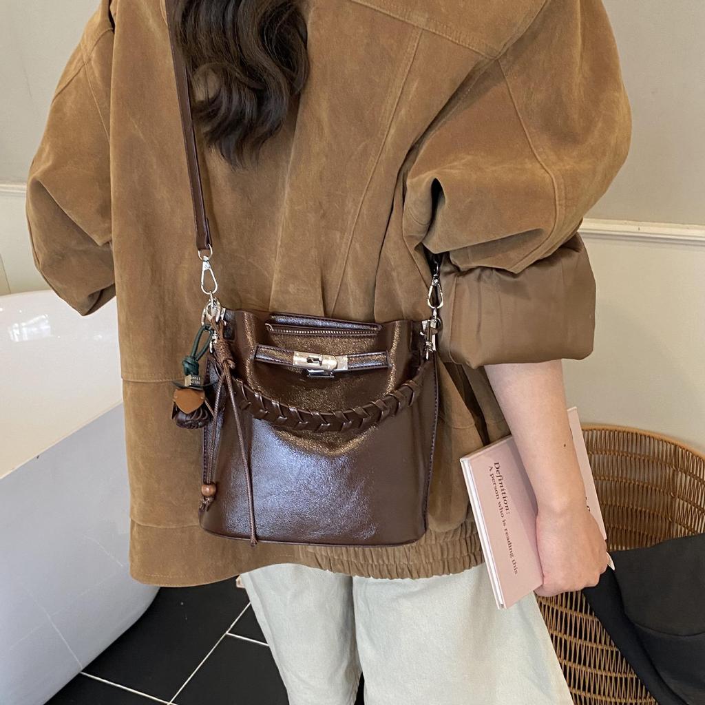 Damska retro tkana torebka crossbody typu bucket - styl europejski i amerykański, torebka casualowa high-end na jedno ramię pod pachę