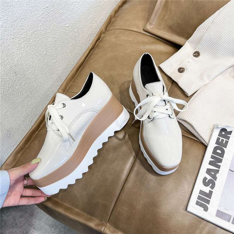 Taglia 35-43, scarpe da donna taglia grande testa quadrata scarpe muffin da donna 41 suola platform versatili stile britannico pelle verniciata stringate mocassini 42