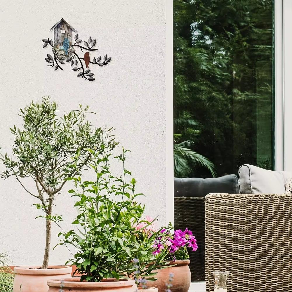 Copac de artă din metal de grădină cu casă pentru păsări - decorare perete. Meșteșuguri din fier de ramuri de copaci și păsări, sculptură de perete metalică montată pe perete