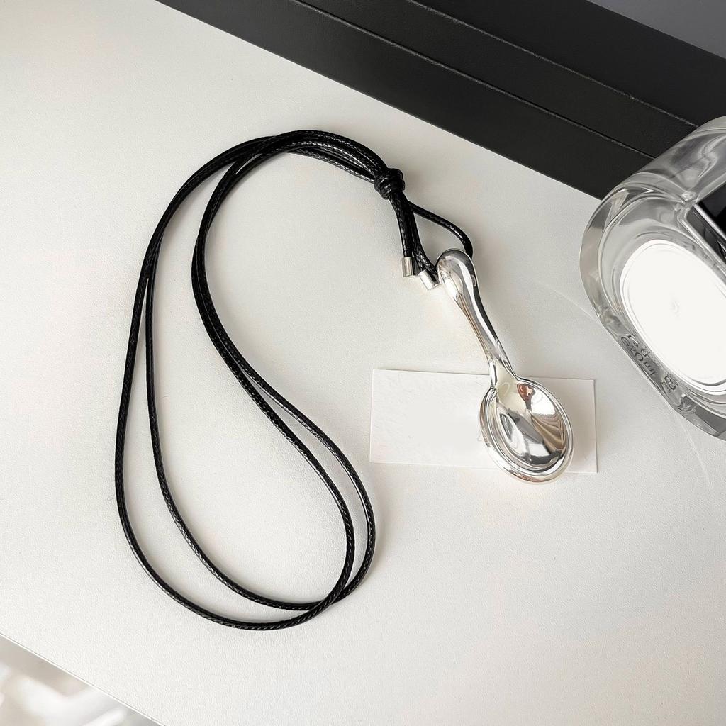 Handgefertigte Halskette mit Anhänger in Form eines kunsthandwerklichen Silberlöffels mit geflochtenen Kordeldesigns für Frauen und Mädchen