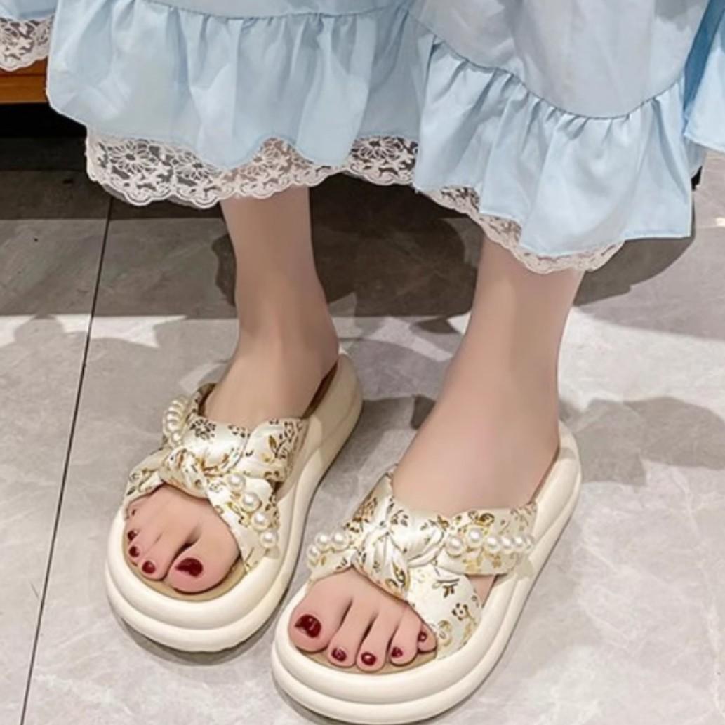 

French platform slippers women s summer 2025 new Korean version of one-word drag fashionable and comfortable soft bottom girls beach sandals 35