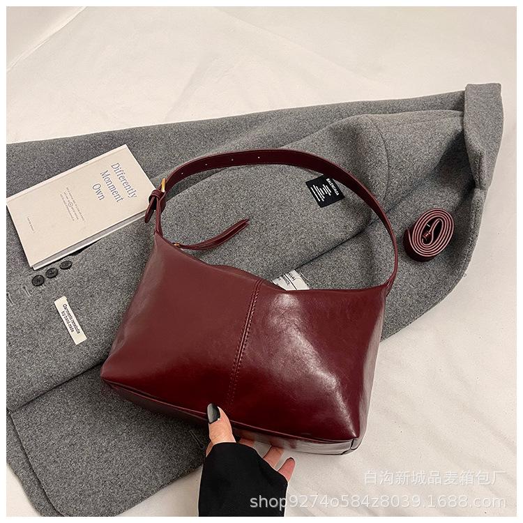 

Autumn and winter retro large-capacity bag women s 2025 new popular and popular versatile messenger bag fashionable shoulder bucket bag бордовый