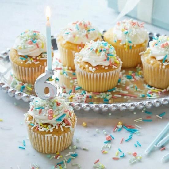 10 stycken Återanvändbar Siffra Födelsedagsljus Hållare Set 0-9 Numrerade Tårtdekorationer Metall Silver Digital Ljus Hållare för Födelsedagstårtor Jubileum